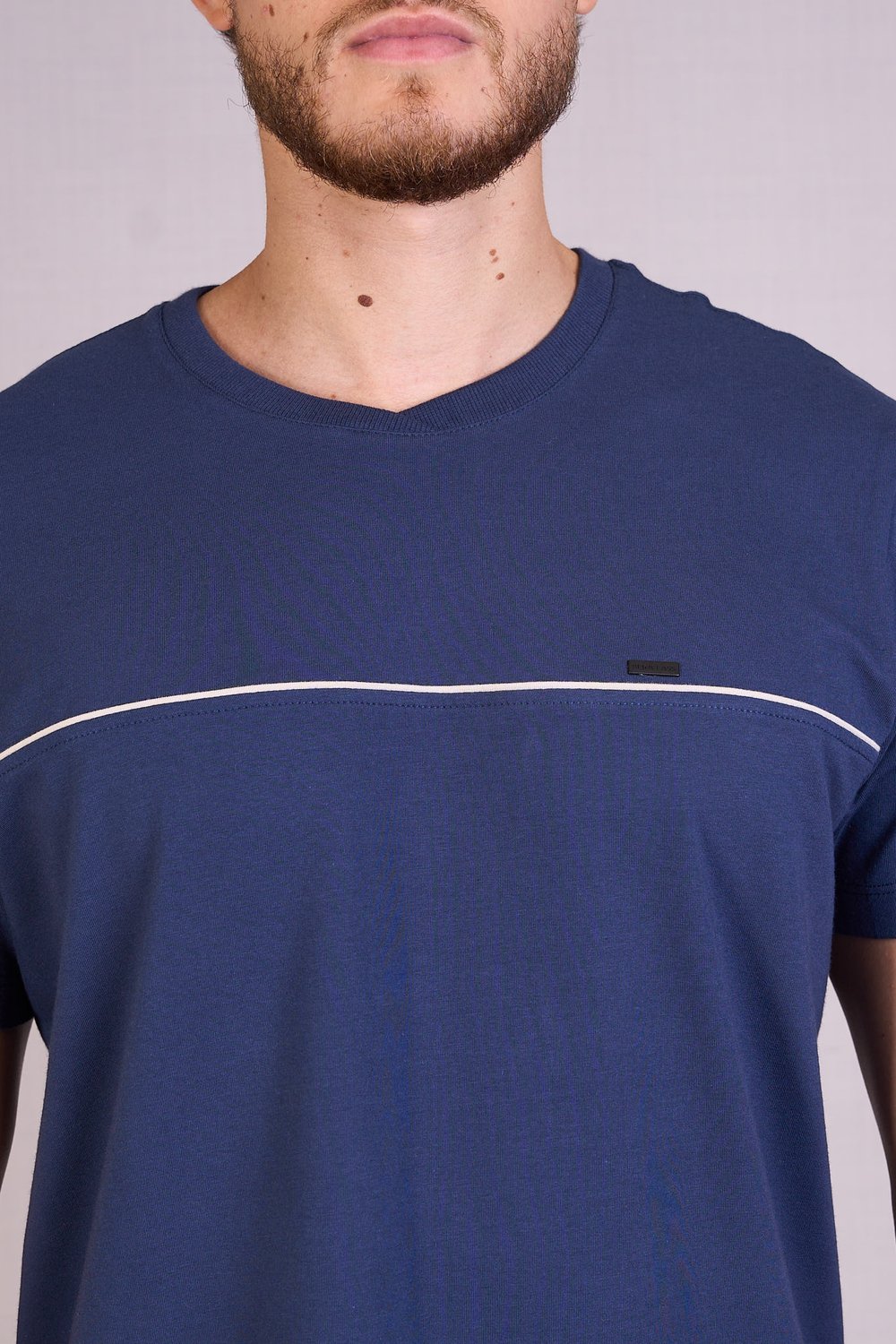 CAMISETA COM GOLA TRANSPASSADA - 2301630