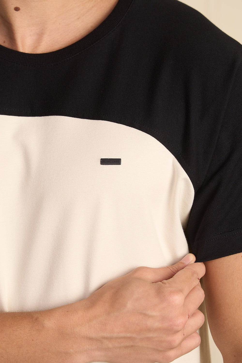 CAMISETA EM COTTON COM RECORTE - 2301810