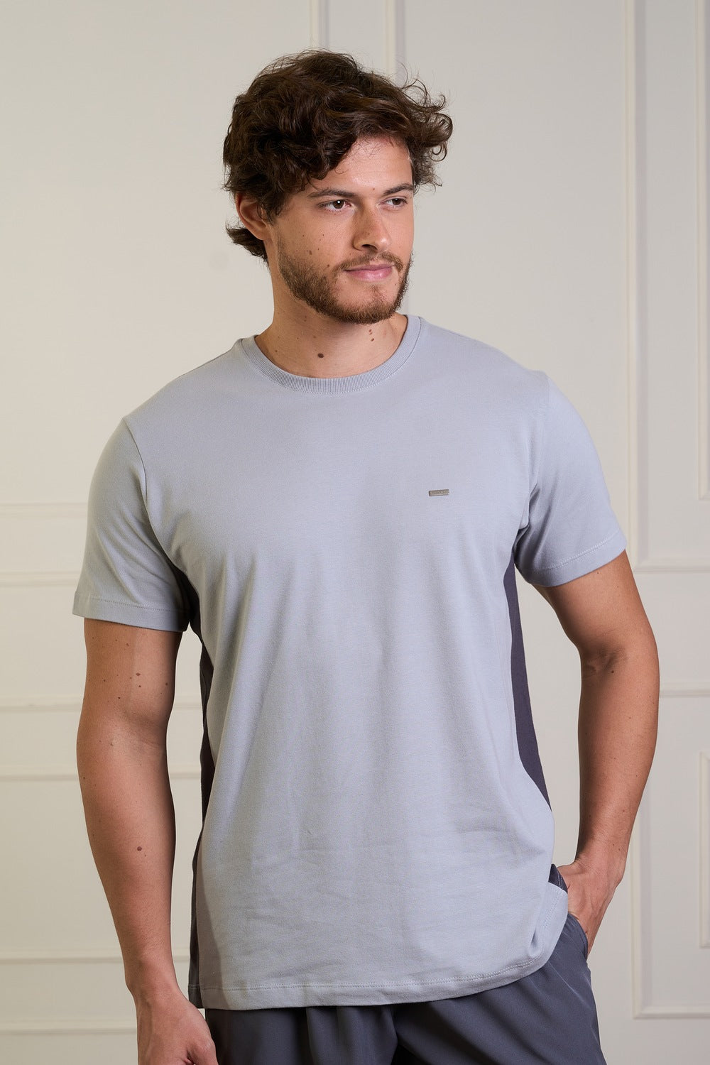 CAMISETA EM COTTON COM RECORTE LATERAL - 2301705