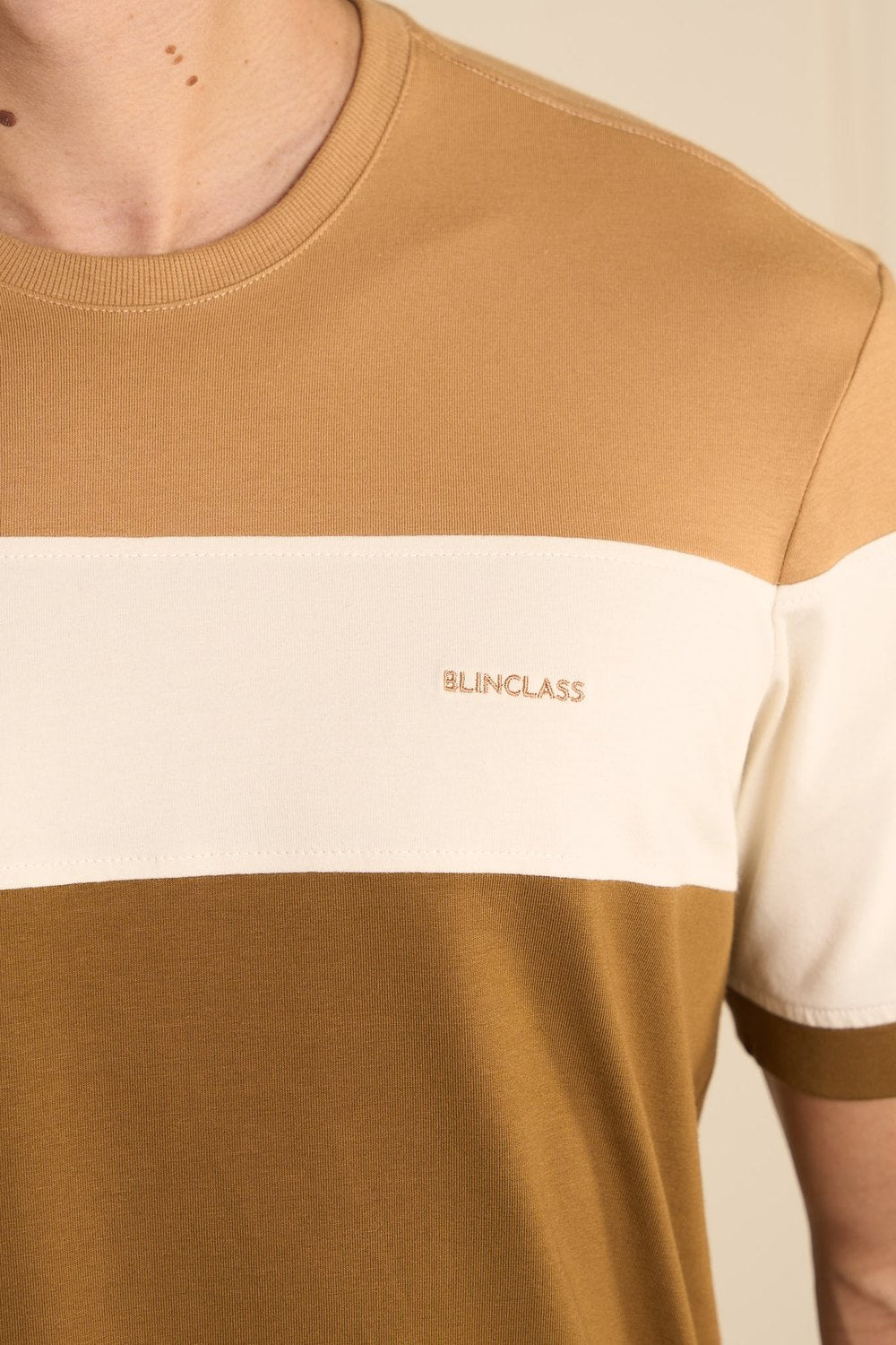 CAMISETA EM COTTON COM RECORTE - 2301807