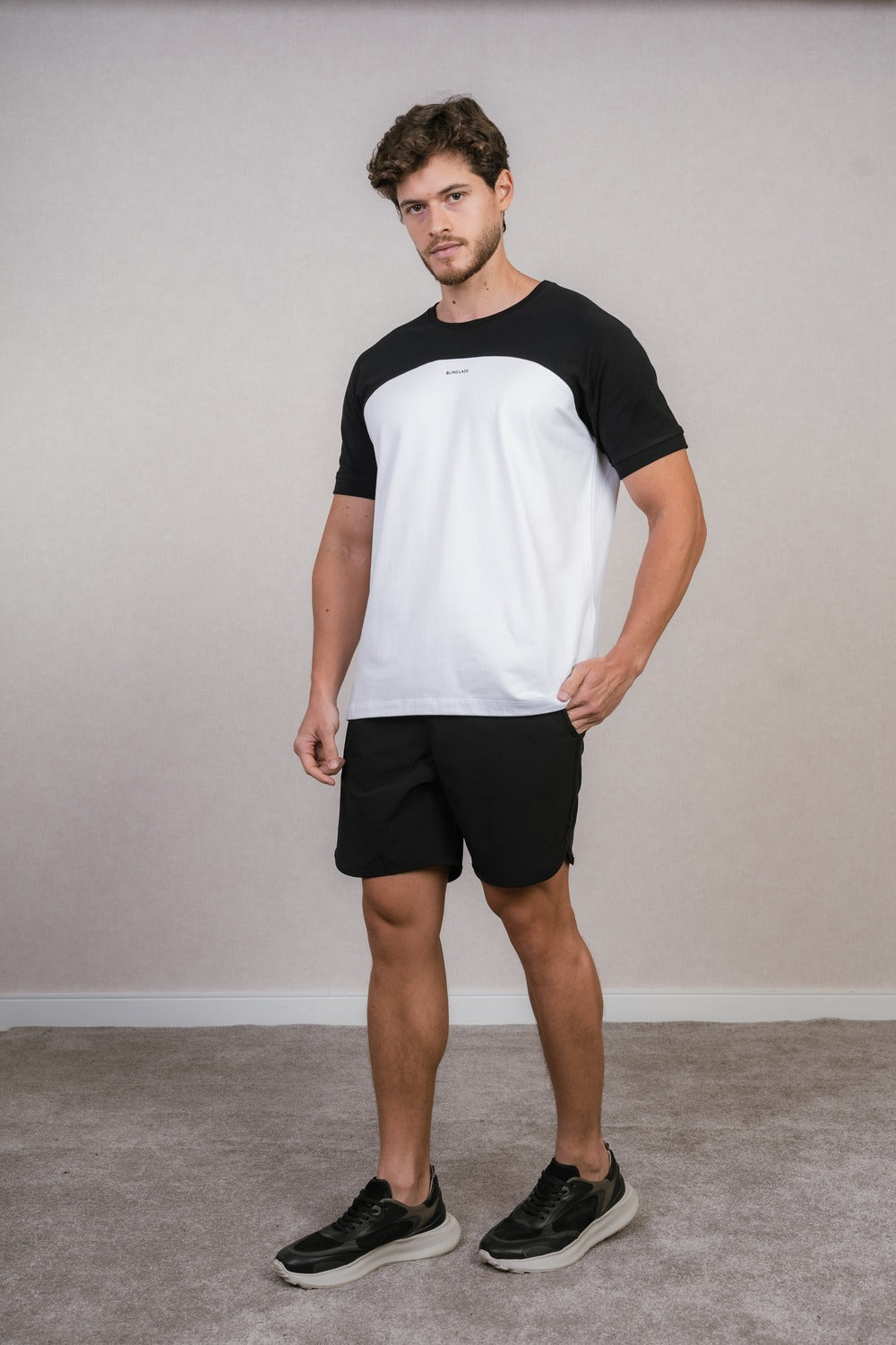 CAMISETA EM COTTON RECORTADA