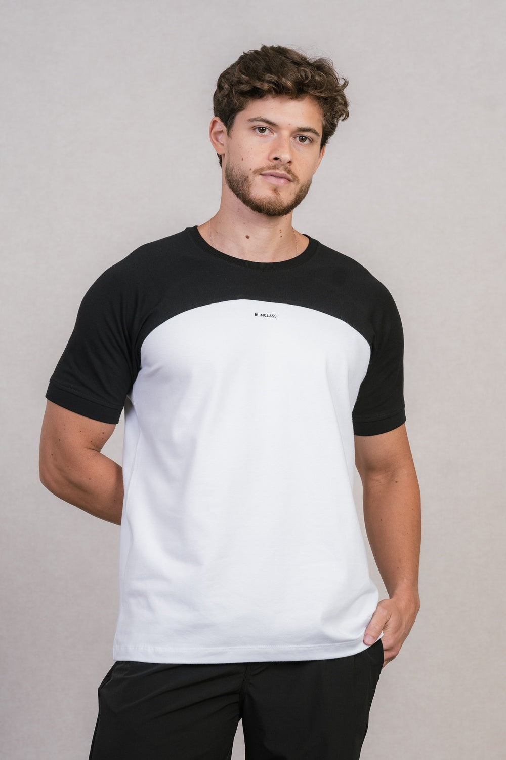CAMISETA EM COTTON RECORTADA