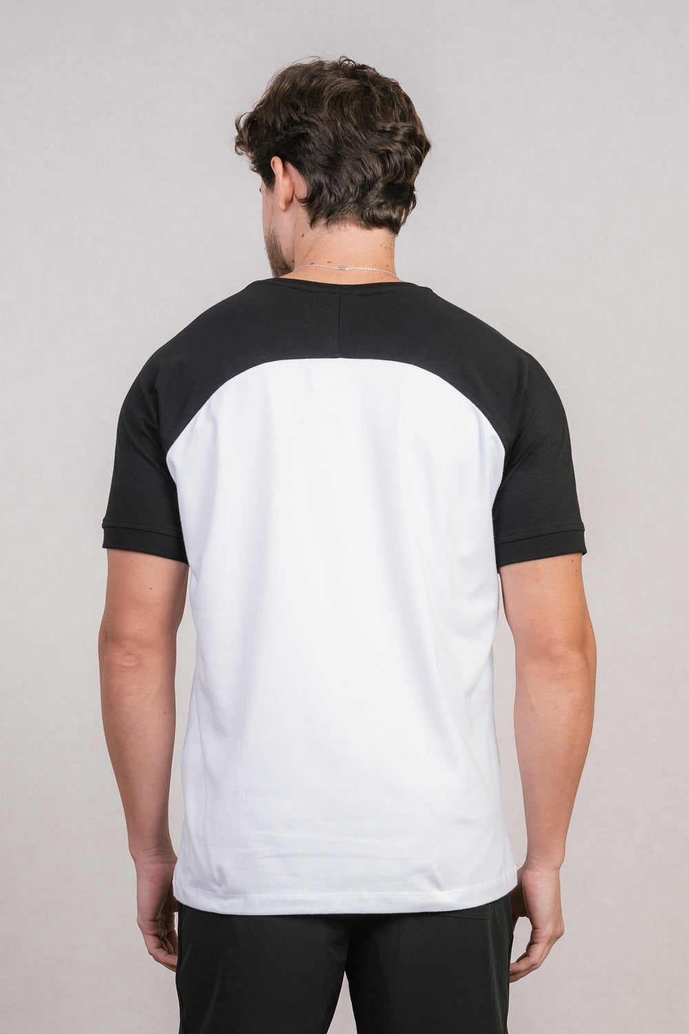 CAMISETA EM COTTON RECORTADA