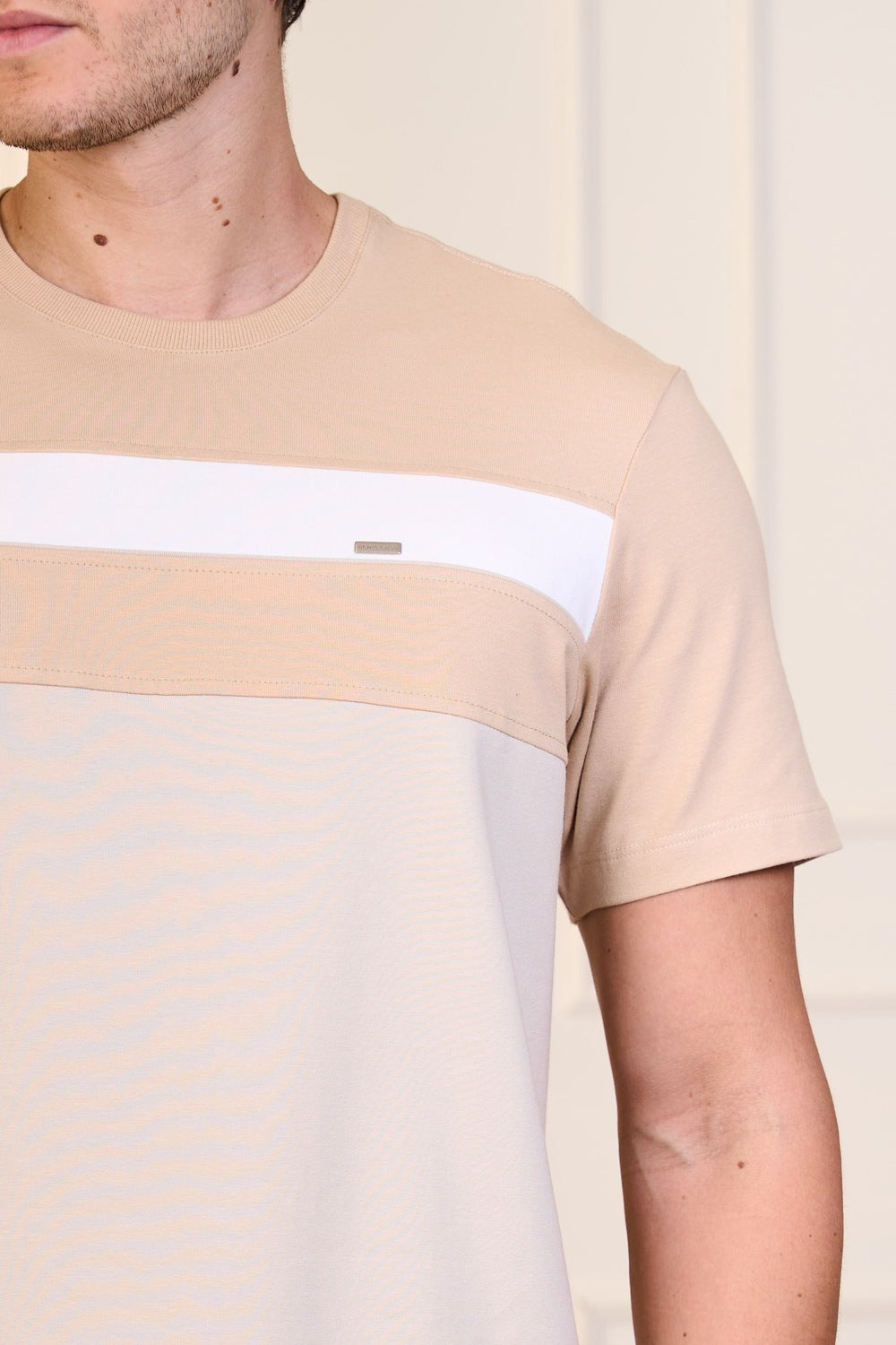 CAMISETA MC EM COTTON COM RECORTE-2301893