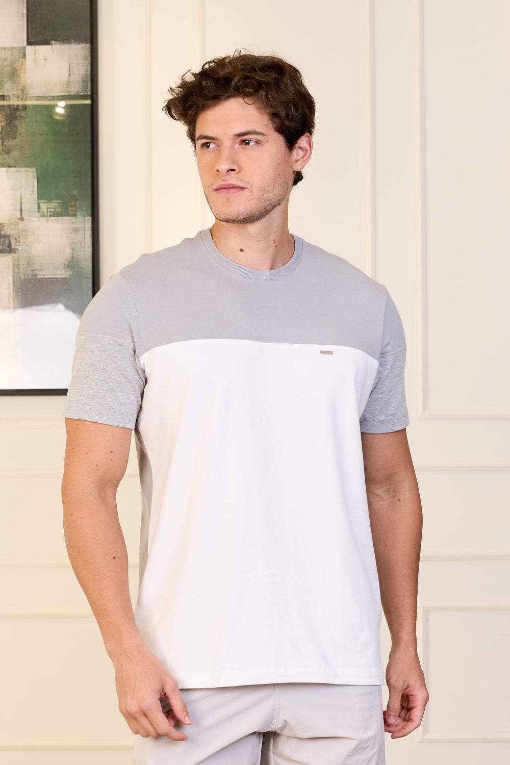 CAMISETA EM COTTON COM RECORTE