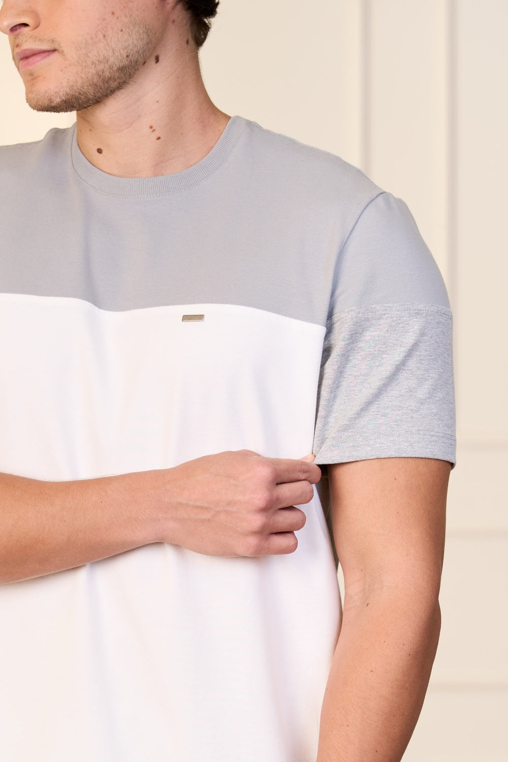 CAMISETA EM COTTON COM RECORTE