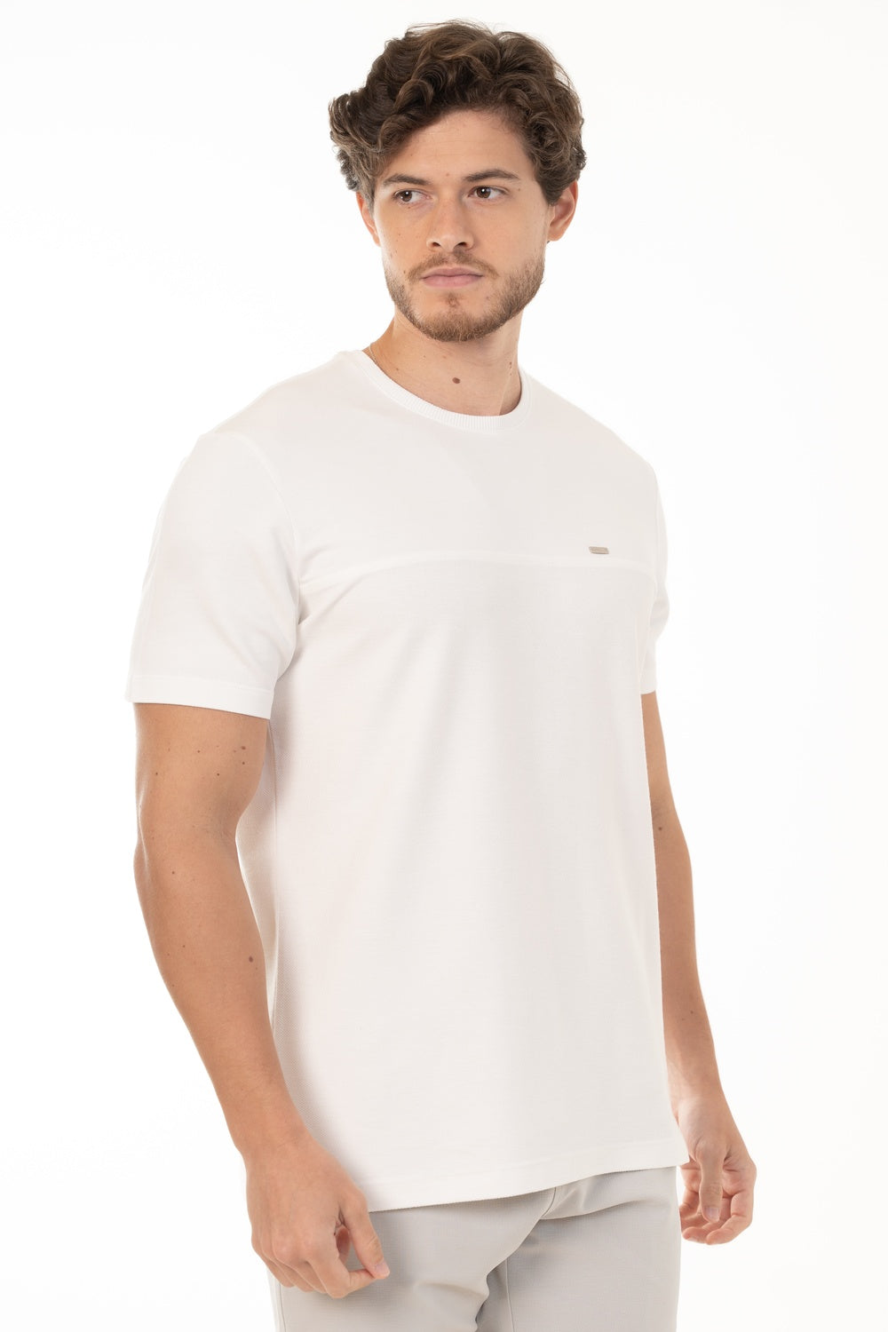 CAMISETA RECORTE TEXTURA COM VISCOSE