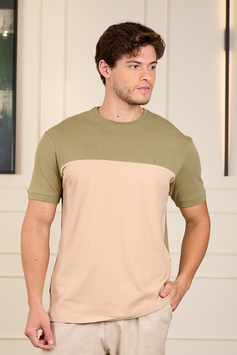 CAMISETA EM COTTON COM RECORTE-2301885