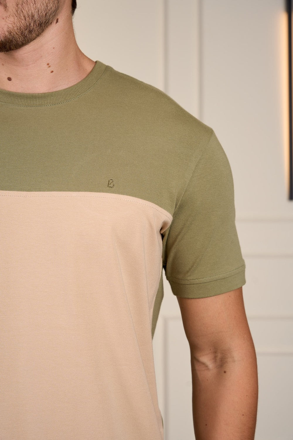 CAMISETA EM COTTON COM RECORTE-2301885